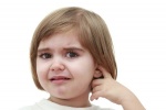 Trẻ bị viêm tai: Các cách khắc phục tại nhà