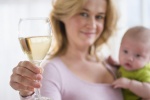 Vì sao phụ nữ đang cho con bú không nên uống rượu?