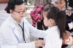 Trẻ em Bình Định được khám bệnh và nhận sữa Vinamilk miễn phí