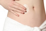 Mang thai 5 tháng, có cách nào làm mờ vết rạn da?