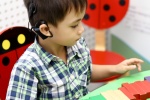 Trẻ em đeo máy trợ thính bao nhiêu tiếng mỗi ngày là thích hợp?