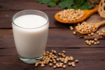 Tôi có nên thay thế sữa bò bằng sữa đậu nành không?