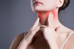 Viêm họng do nhiễm virus hay vi khuẩn, làm dịu cơn đau họng thế nào?