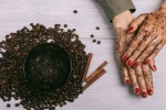Bã cà phê - Giải pháp đối phó với da khô vào mùa Đông