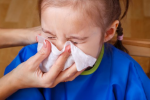 Nguyên nhân nào khiến trẻ bị chảy nước mũi, sổ mũi thường xuyên? 