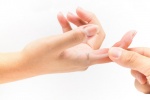 Nhức ngón trỏ hai bàn tay là bị bệnh gì?