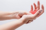 10 nguyên nhân khiến bạn bị tê bàn tay 