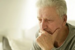 Da dầu, ra nhiều mồ hôi cũng là dấu hiệu cảnh báo bệnh Parkinson