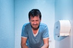 Những thói quen khi đi vệ sinh gây hại cho sức khỏe của bạn