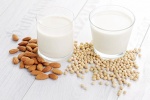 Sữa hạnh nhân và sữa đậu nành: Loại nào tốt hơn cho sức khỏe?