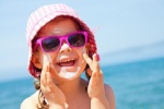 Vì sao nên đeo kính râm cho trẻ khi đi ra ngoài trời nắng? 