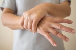 9 nguyên nhân khiến bạn khó kiểm soát tình trạng run tay?