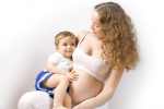Cho con bú khi mang thai có an toàn? 
