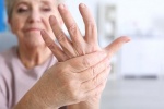 Triệu chứng run tay chân ở người già cảnh báo bệnh gì?