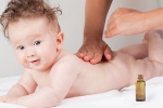 Có nên chăm sóc da và tóc cho trẻ sơ sinh bằng dầu dừa?