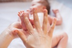 Cách sử dụng dầu dừa trị chàm ở trẻ sơ sinh