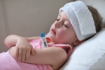 Cha mẹ nên làm gì khi trẻ bị sốt cao?