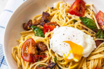 Món ngon cuối tuần: Mì spaghetti với cà chua, thịt xông khói và trứng