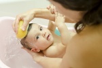 Nước chảy vào tai khi gội đầu và tắm có gây viêm tai giữa không? 