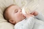 Trẻ bị thận đa nang bẩm sinh nên uống sữa gì?