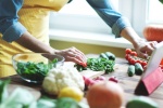 5 mẹo giúp người bị viêm khớp nấu ăn dễ dàng hơn