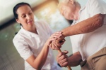 Bệnh Parkinson ở người cao tuổi: Triệu chứng và cách điều trị