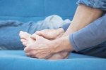 7 nguyên nhân gây run chân khó kiểm soát