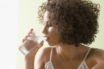 Súc miệng bằng nước muối có giúp giảm đau họng, viêm họng? 