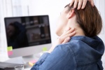 Bị tê tay, đau cứng cổ khi ngồi làm việc lâu có nguy hiểm không?