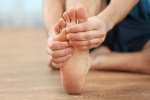Cách khám bàn chân cho người bệnh đái tháo đường