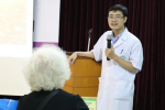 Bác sỹ Bệnh viện Bạch Mai hướng dẫn chăm sóc bàn chân cho người bệnh đái tháo đường 