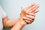 Những nguyên nhân gây run tay chân ở người cao tuổi