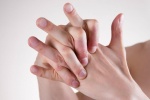 Tê buốt bàn tay ban đêm do đái tháo đường, điều trị như thế nào?