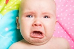 Dỗ trẻ sơ sinh quấy khóc như thế nào?