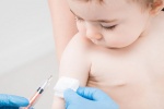 Vì sao bạn nên tiêm vaccine phòng thủy đậu cho con? 