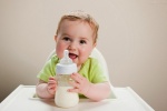 Trẻ 1 tuổi trở lên có nên tiếp tục dùng sữa công thức? 