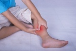 Nguyên nhân nào khiến trẻ bị đau chân sau cảm cúm?