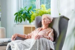 Ngủ ít, thiếu ngủ làm tăng nguy cơ loãng xương ở phụ nữ cao tuổi