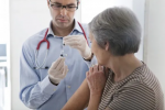 Vì sao người cao tuổi nên tiêm phòng cúm?