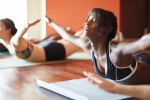 Nên dùng cách nào để giảm đau do căng cơ khi tập yoga?