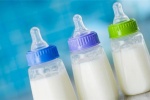Nên pha sữa cho trẻ bằng nước gì? 