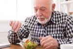 Những lưu ý giúp người bệnh Parkinson ăn uống dễ dàng hơn