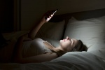 Những lý do bạn nên từ bỏ ngay thói quen dùng điện thoại trước khi ngủ