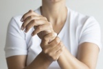 Những lưu ý giúp kiếm soát bệnh run tay hiệu quả