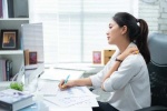 Nhân viên văn phòng thường đau mỏi cổ gáy là do đâu?