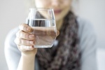 Uống nhiều nước có giúp tan sỏi túi mật không?