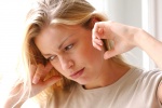 Bị ù tai, nghe tiếng rè rè trong tai có chữa được không?
