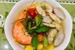 Tối nay ăn gì: Thử canh hải sản nấu nước dừa tươi nhé!