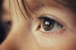 Phát hiện ra mối liên hệ giữa huyết áp và sức khỏe mắt ở trẻ nhỏ