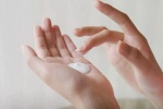 Người bị vảy nến móng tay nên làm gì để cải thiện bệnh?